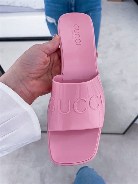 gucci jelly sandals outfit.